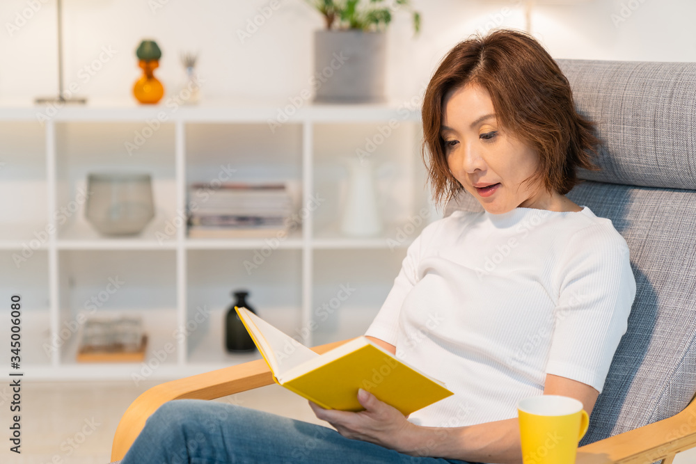 本を読むシニア女性 本を読むシニア女性