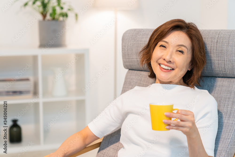 リラックスするシニア女性　飲み物