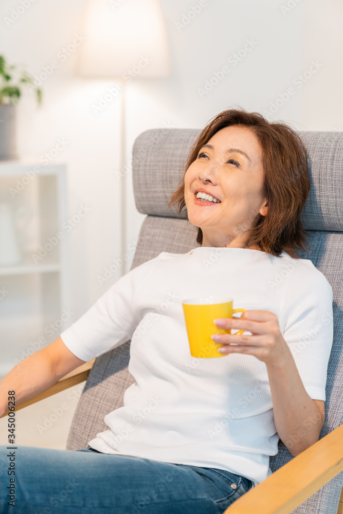 リラックスするシニア女性　飲み物