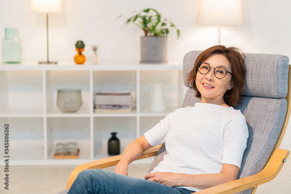 部屋でリラックスするシニア女性 部屋でリラックスするシニア女性