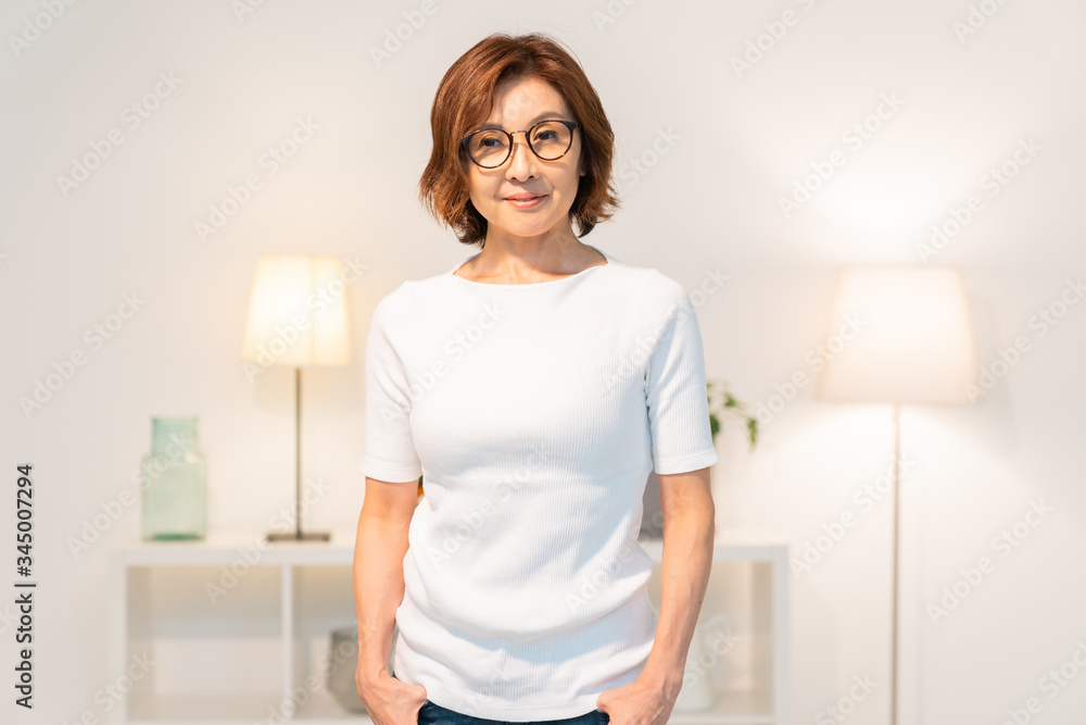 部屋でリラックスするシニア女性 部屋でリラックスするシニア女性
