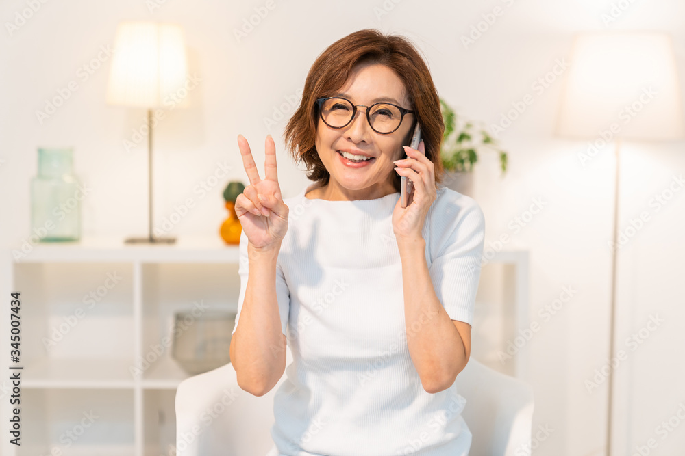 電話をするシニア女性 電話をするシニア女性