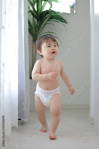 歩く裸の赤ちゃん