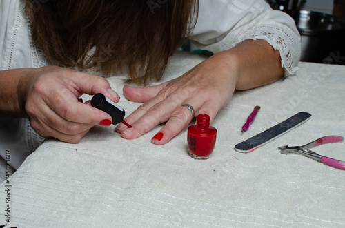 En aislamiento por covid 19 auto manicura en   casa