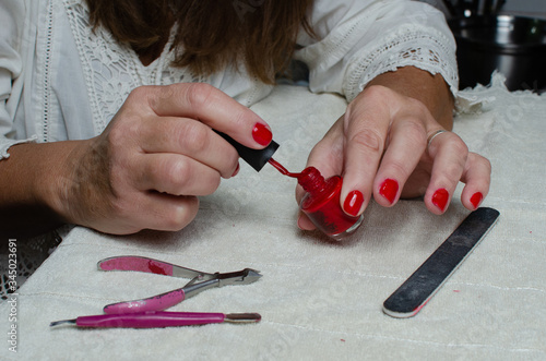 En aislamiento por covid 19 auto manicura en   casa