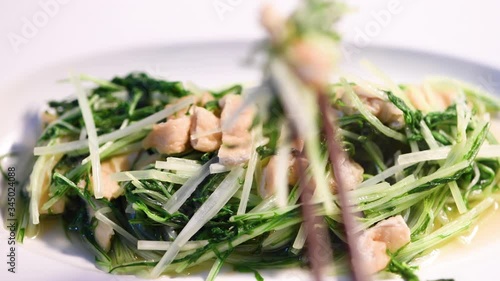 水菜と油揚げの煮浸しを食べる