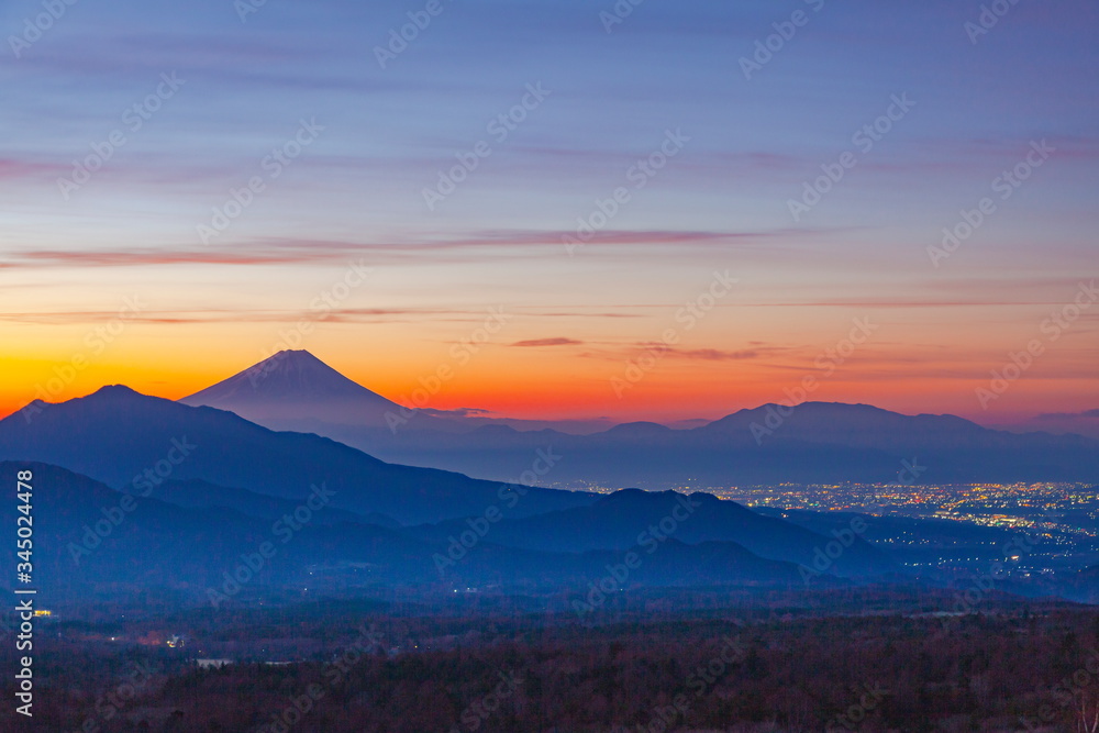 美し森山から眺める夜明けの富士山、山梨県北杜市清里にて