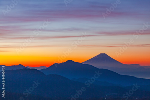 美し森から眺める夜明けの富士山、山梨県北杜市清里にて