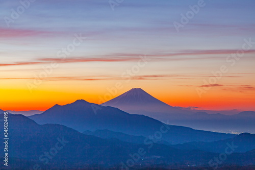 美し森から眺める夜明けの富士山、山梨県北杜市清里にて