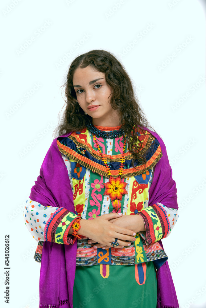 adolecente latina con cabello largo, vestido bordado, bailarina mexicana, con rebozo morado, indigena mexicana, traje tipico de Nayarit, fondo blanco, traje tradicional