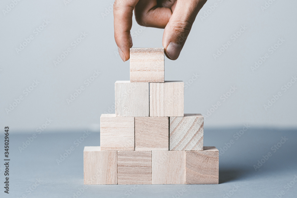 木製ブロックを持つ人 木製ブロックを持つ人