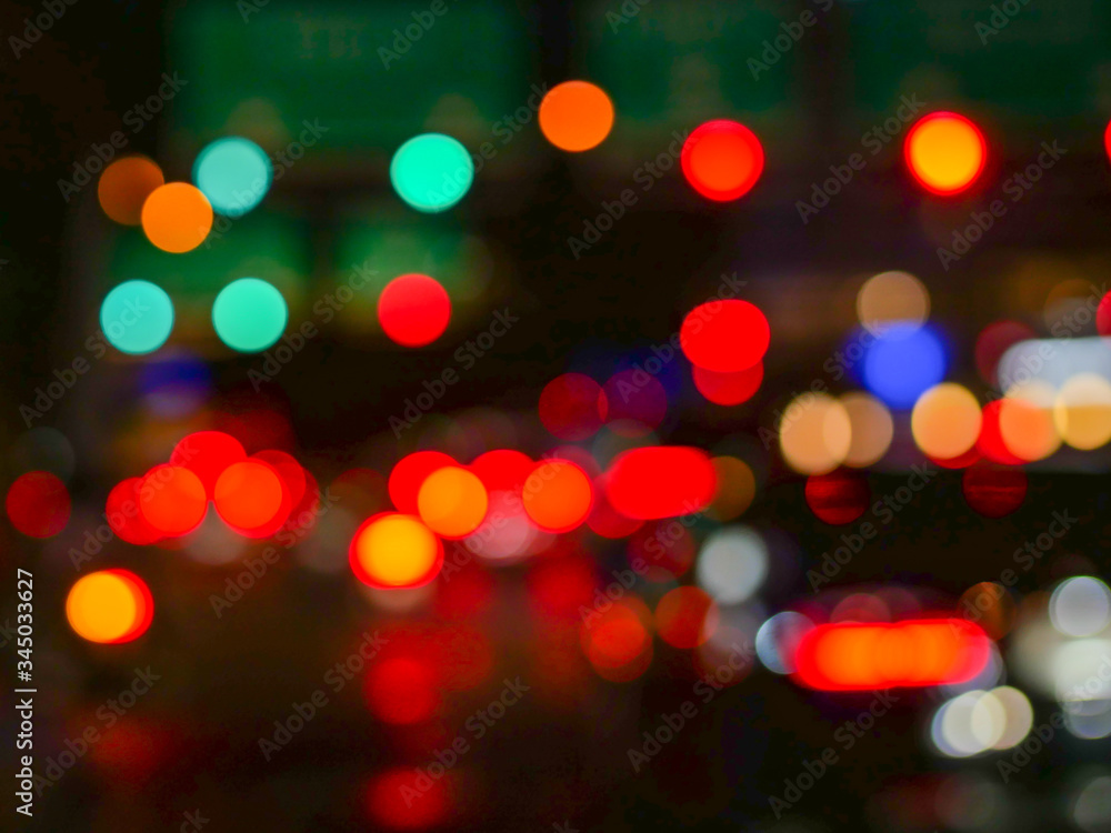 Fototapeta premium Rozmazane światło bokeh na drodze w ciemnym tle