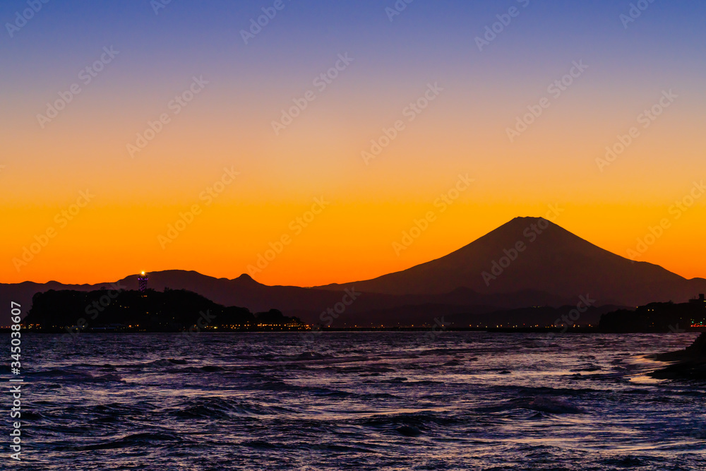 稲村ヶ崎から見た江の島と富士山の夕暮れ