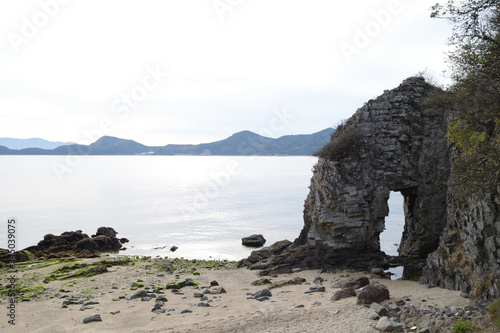 周防大島 大きな穴の空いた岩 巌門