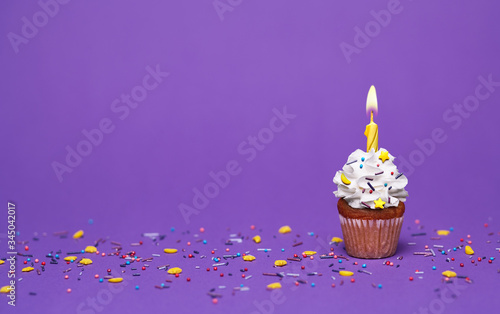 Canvas Print Sweet cupcakes with cream on a bright background