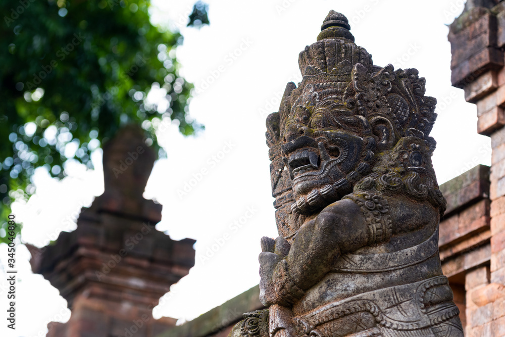 Obraz premium Traditional stone statue in Balinese landscape in soft focus
