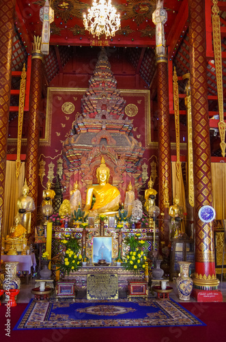 Interior of Wat Chiang Man is a Buddhist temple inside the old city of Chiang Mai. © smoke666