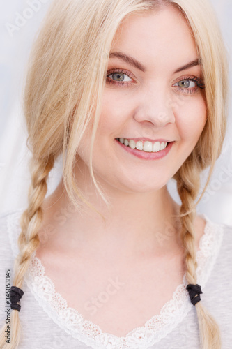 Obraz na płótnie Happy woman having braided blonde hair w salonie