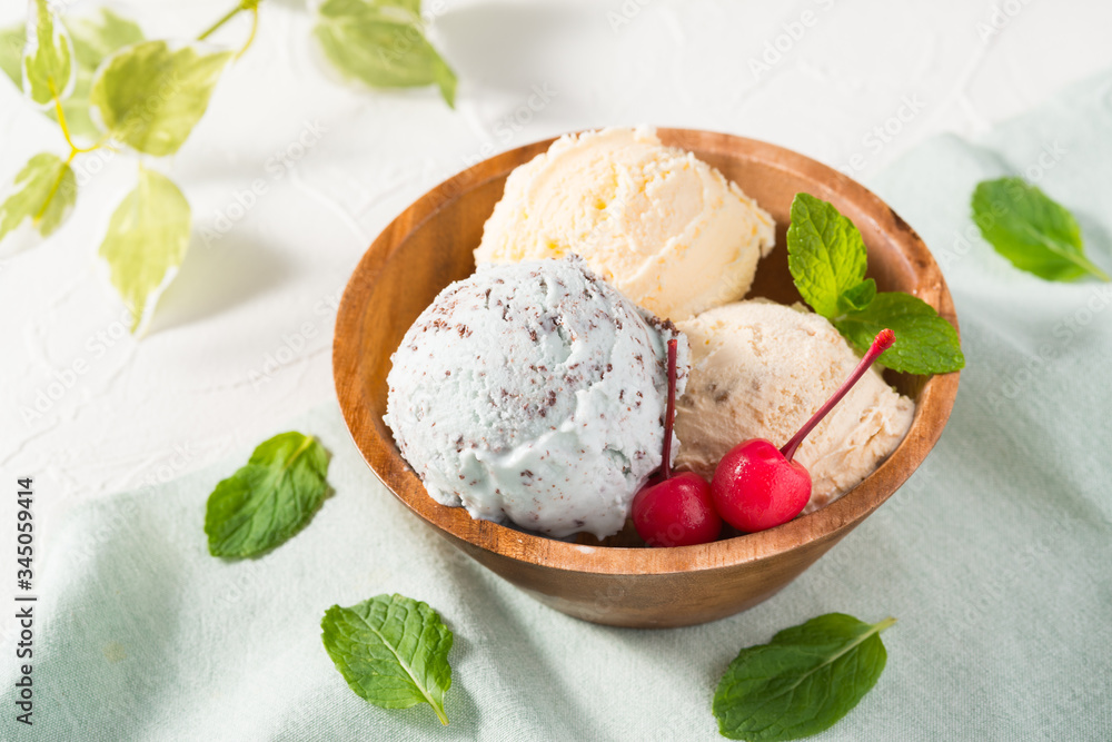 Mint Chocolate Chip, vanilla and caramel ice cream with Cherry - チョコミントとバニラとキャラメルのアイスクリーム Mint Chocolate Chip, vanilla and caramel ice cream with Cherry - チョコミントとバニラとキャラメルのアイスクリーム