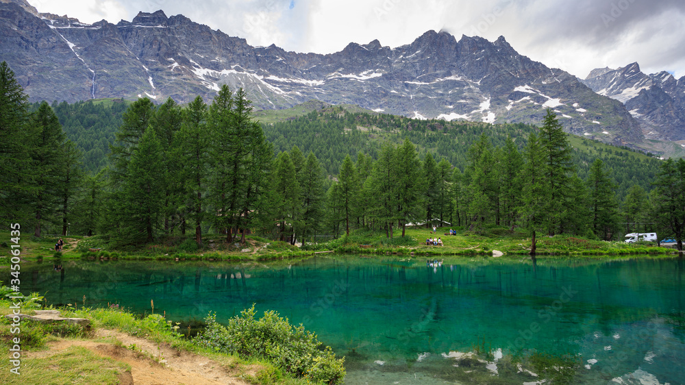 lago blu in Valtournanche