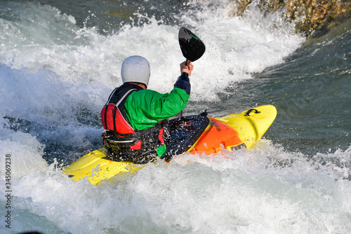 Foto man paddling a kayak in whitewater