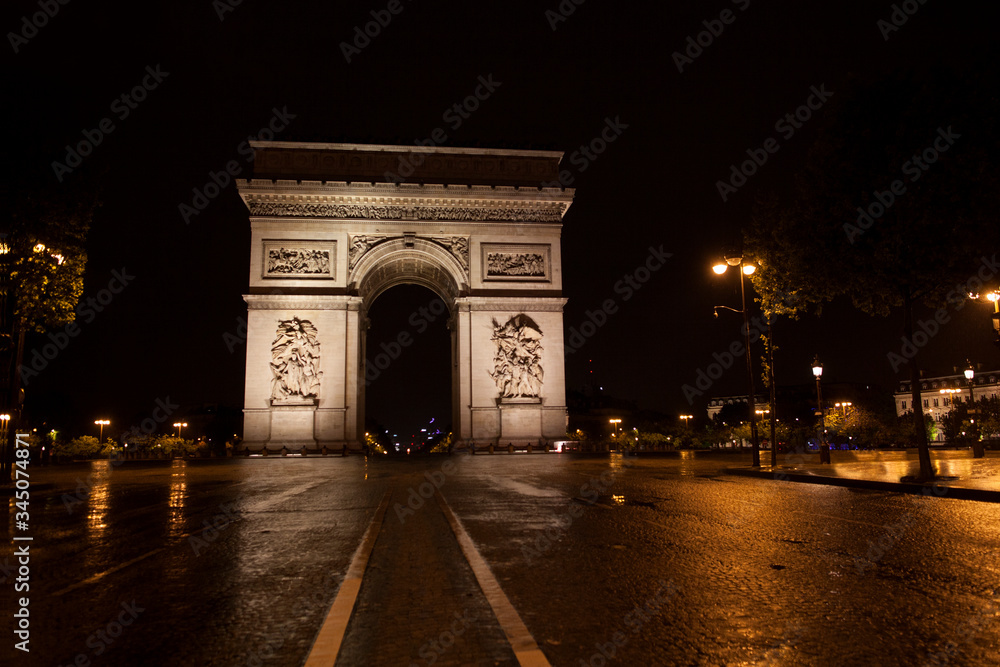 Rue de Paris.  Arc de Triomphe, éclairé, de nuit, sans personnage et sans trafic, pendant le confinement du au Coronavirus