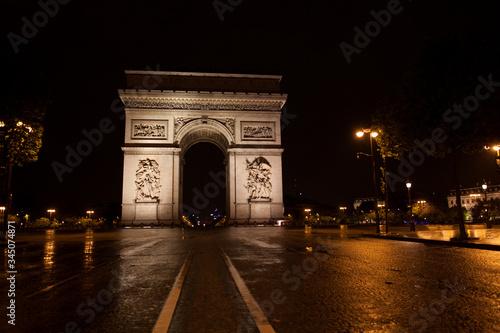 Rue de Paris. Arc de Triomphe, éclairé, de nuit, sans personnage et sans trafic, pendant le confinement du au Coronavirus