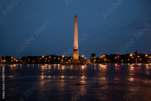 Rue de Paris. Place de la Concorde , de nuit, sans personnage et sans trafficpendant le confinement du au Coronavirus