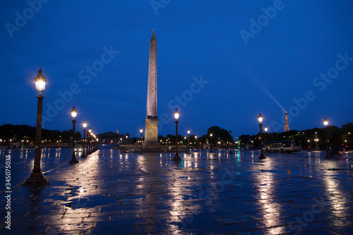 Rue de Paris. Place de la Concorde , de nuit, sans personnage et sans trafficpendant le confinement du au Coronavirus