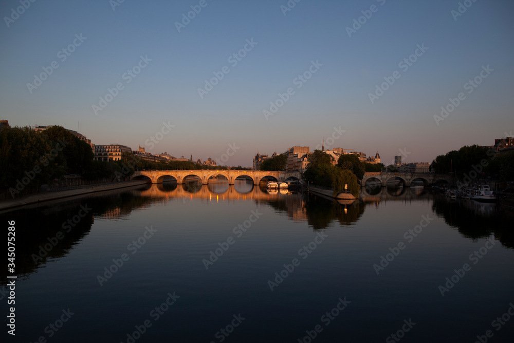Rue de Paris. Vue du Pont Neuf avec la Seine. Lumière du coucher de soleil se reflète sur le pont, pendant le confinement du au Coronavirus