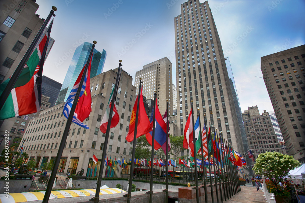 Foto de New York, USA – August 23, 2018: Rockefeller Center, flagpoles ...