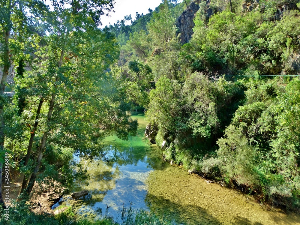 Impresionante paisaje de cascadas de agua y ríos que se abren paso entre el verde de la vegetación y el bosque en las montañas en el Parque Natural de la Sierra de Cazorla