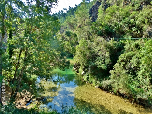 Impresionante paisaje de cascadas de agua y ríos que se abren paso entre el verde de la vegetación y el bosque en las montañas en el Parque Natural de la Sierra de Cazorla