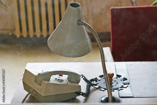 DDR Stasi Büro mit Lampe und Telefon Schreibtisch von früher