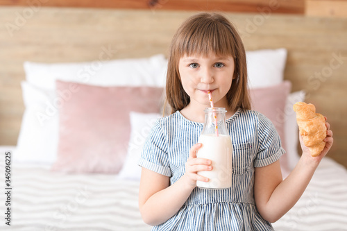 Little girl drinking milk w...