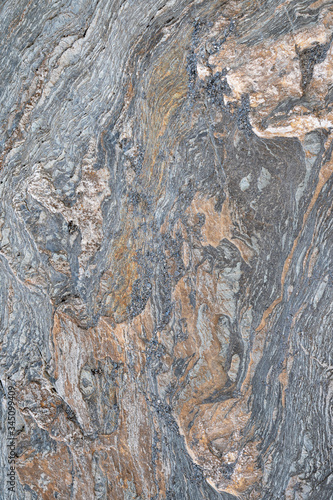 strukturierter, bröckeliger, grauer Fels mit Muster und Mineralienlinien