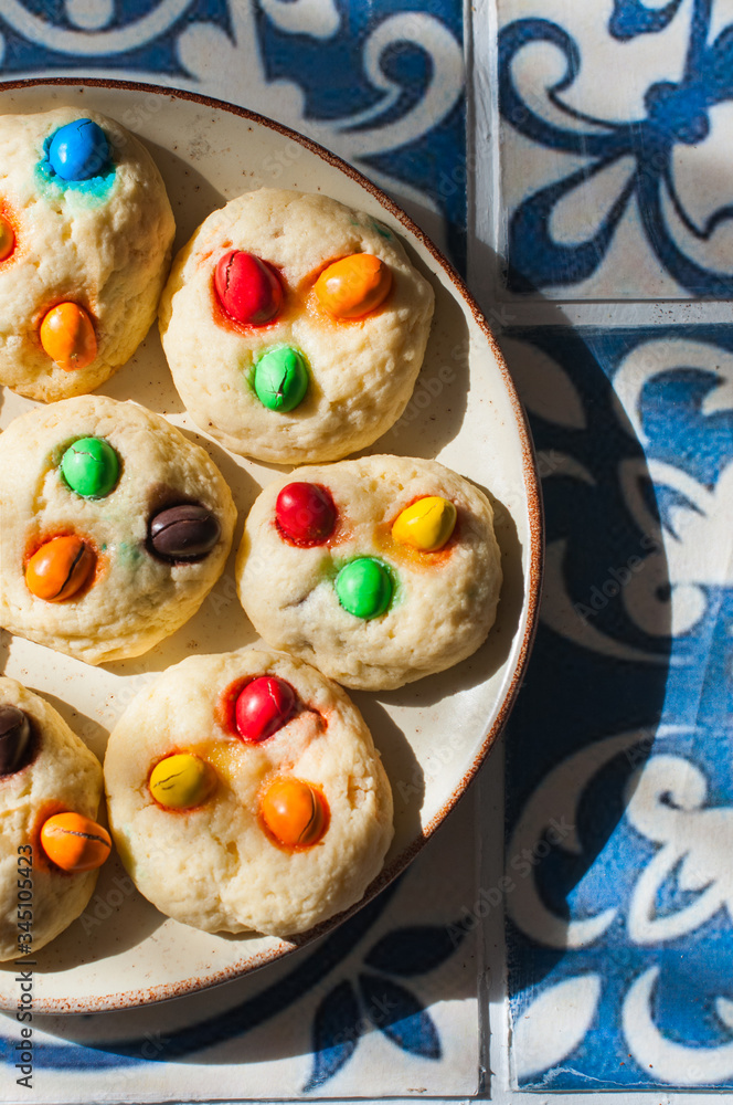 Obraz premium Homemade cookies with colorful candies. Grey background.