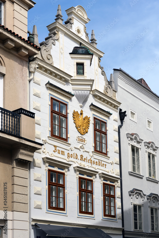 Fototapeta premium Historisches Hotel Zum goldenen Reichsadler in Krems