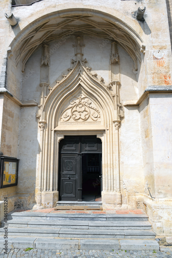 Eingangsportal der Piaristen Kirche von Krems Donau