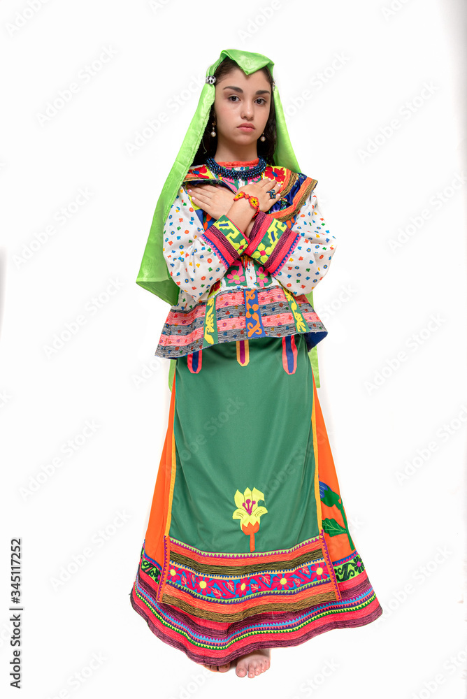adolecente latina, indigena con traje tipico de nayarit, niña indigena cora , con rebozo verde y blusa bordada y anillos de chaquira, rostro feliz