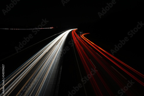Autobahn bei Nacht. Rück und Frontlichter