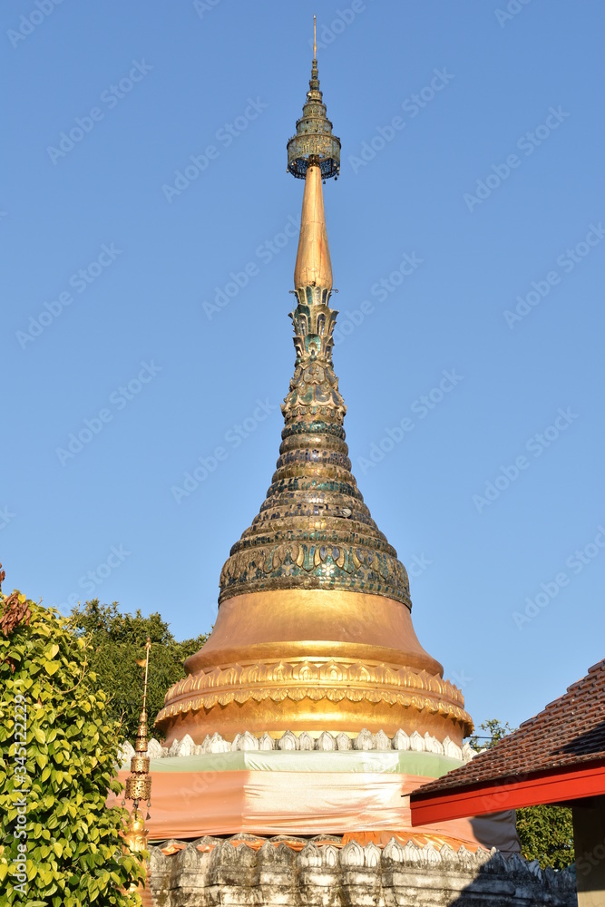 Fototapeta premium Golden Stupa Portrait, Wat Muen Larn, Chiang Mai, Thailand