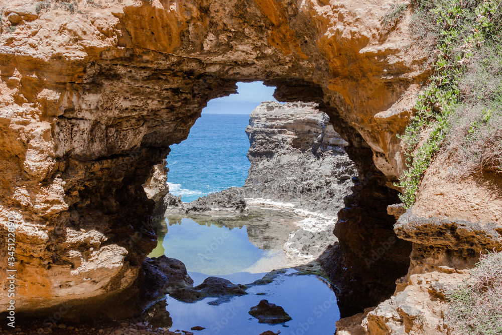 Blick durch The Grotto an der Küste entlang der Great Ocean Road, zwölf Apostel, South Australia Blick durch The Grotto an der Küste entlang der Great Ocean Road, zwölf Apostel, South Australia