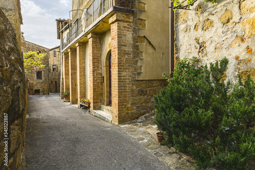 Fototapeta Naklejka Na Ścianę i Meble -  Spring streets and alleys in the Italian town of Monticchiello