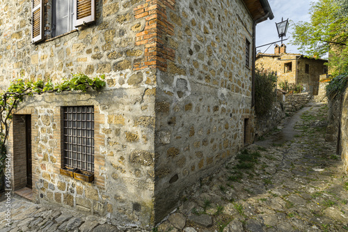 Fototapeta Naklejka Na Ścianę i Meble -  Spring streets and alleys in the Italian town of Monticchiello
