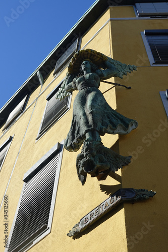 Fototapete Bretagne statue in Oslo city, figurehead of the ship that wrecked in 1918 from B