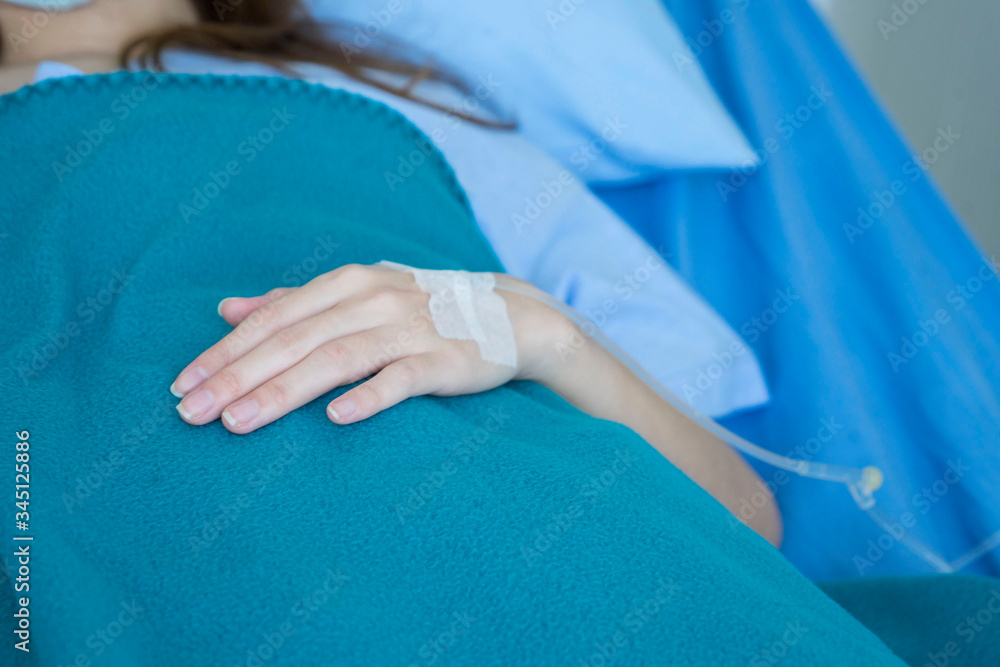 Fototapeta premium The doctor put a germ-proof gown into the blood of the patient for the treatment of Kovit 19 at the hospital.