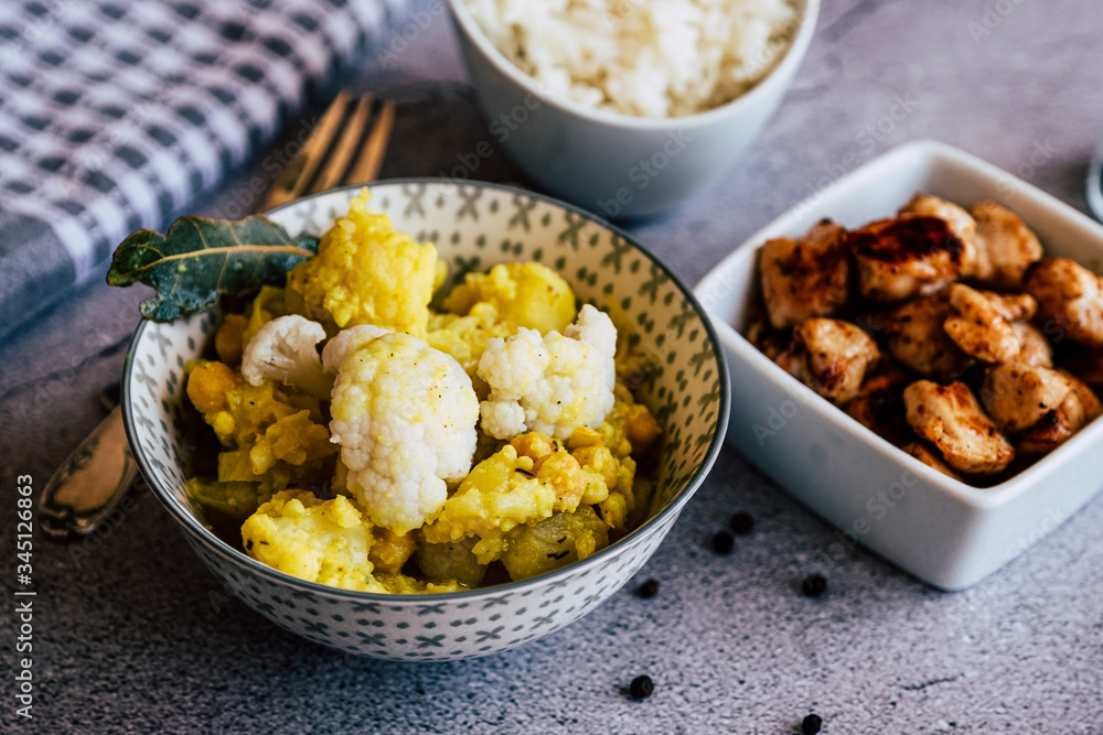 Curry de légumes avec des patates chou-fleur et pois chiche avec des dés de poulet caramélisés Curry de légumes avec des patates chou-fleur et pois chiche avec des dés de poulet caramélisés