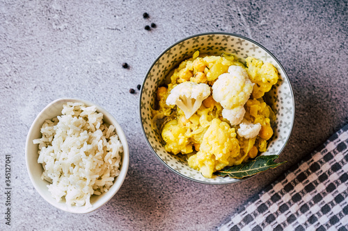 Curry de légumes avec des patates chou-fleur et pois chiche avec un bol de riz photo