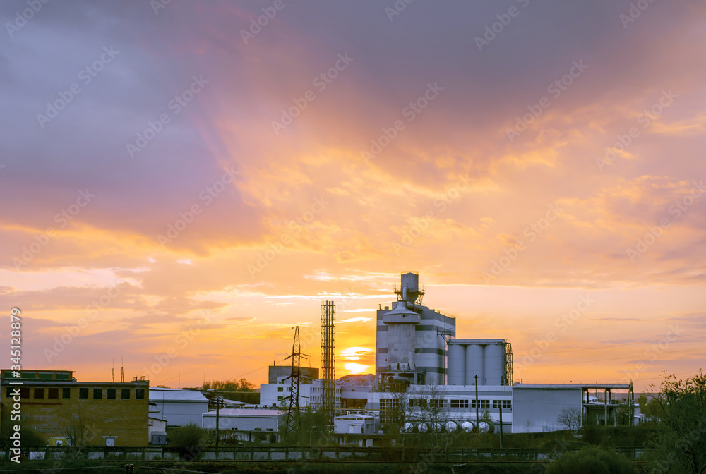 Naklejka premium Heavy industry factory building on sunset background